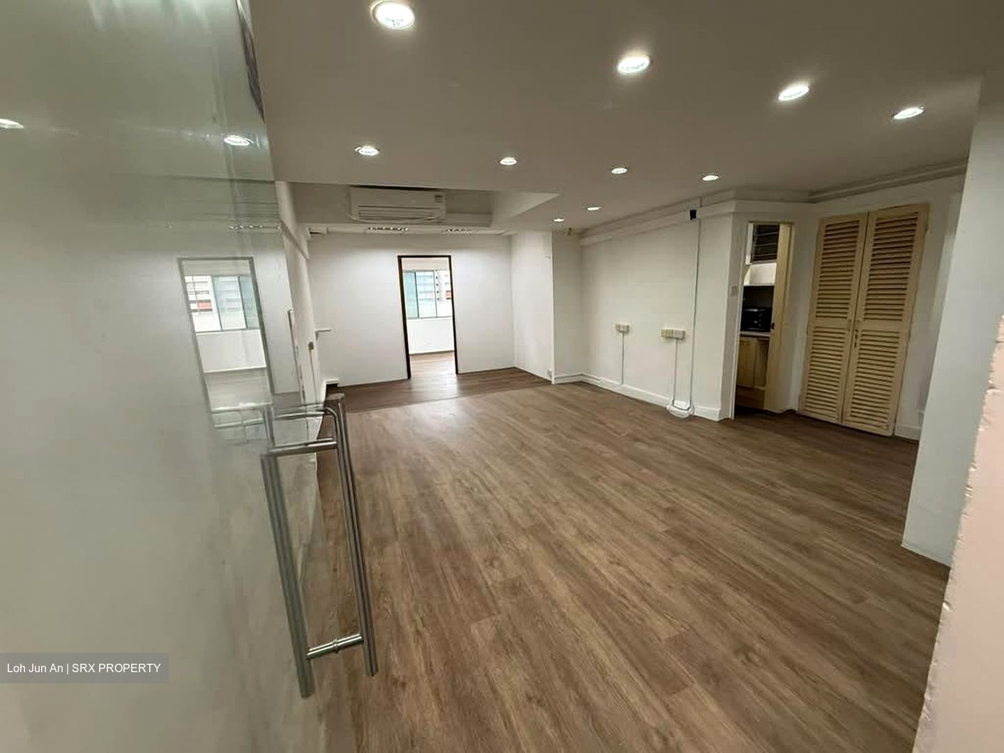 Textile Centre (D7), Office #582267361